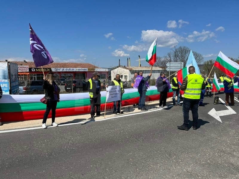 Протестиращи от „Автомагистрали Черно море“ затвориха разклона на Вресово за един ученически час/СНИМКИ/