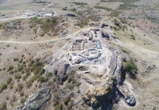 Конска кост за гадаене от времето на монголите е открита при разкопките на крепостта Русокастро