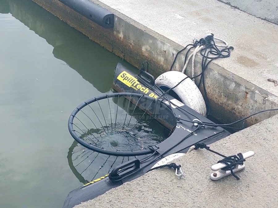 Автоматизирани устройства „ловят“ плаващи отпадъци край три бургаски пристанища