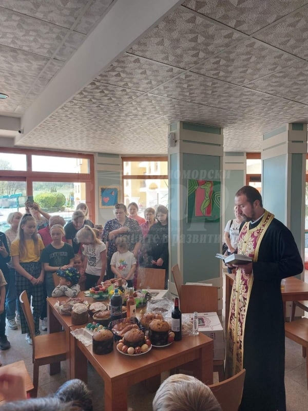 Украински бежанци посрещат Светлата седмица с празничен обяд
