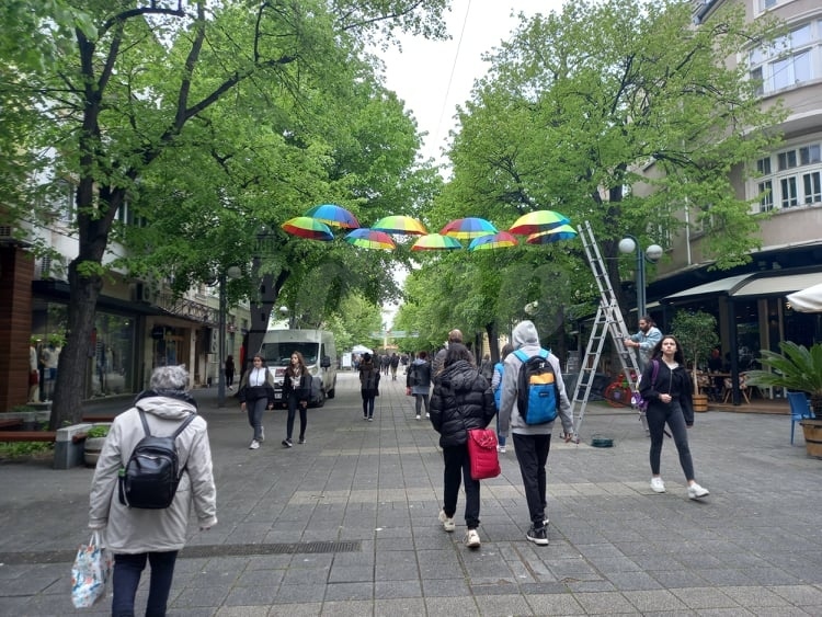 Пъстри чадъри радват минувачите по „Александровска“
