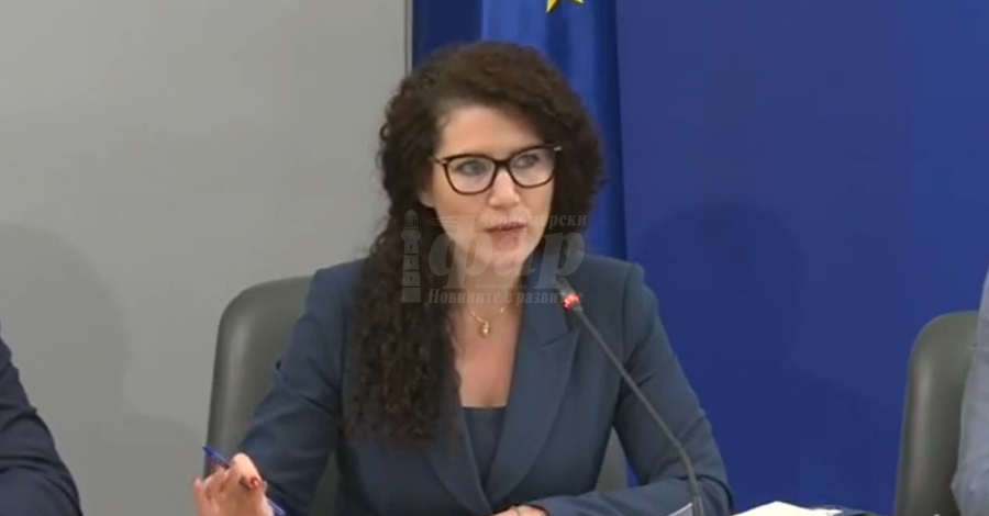 Калина Константинова поиска оставките на шефовете в „Български пощи“