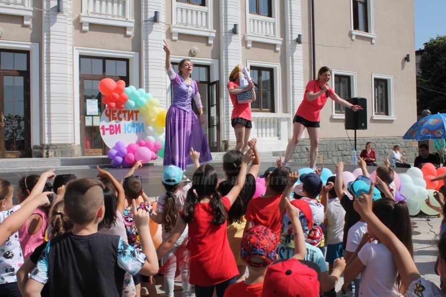 В Царево-децата посрещат 1 юни с анимации и куклено представление