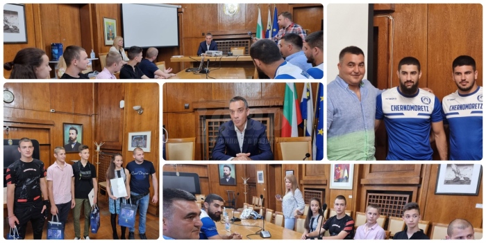 Състезатели по борба и джу-джицу прославиха Бургас, кметът ги награди за успехите (СНИМКИ)