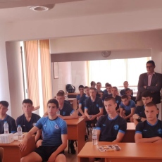 В Спортното млади футболисти гледаха филм за Радостин Кишишев