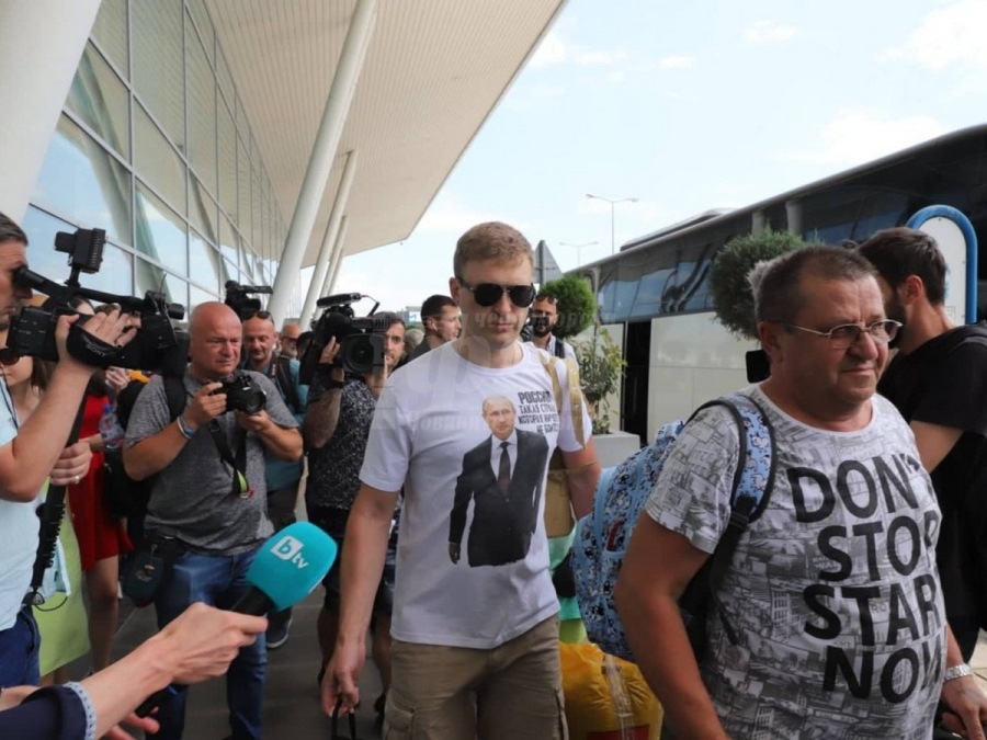 Руските дипломати заминават, още един самолет кацна в София