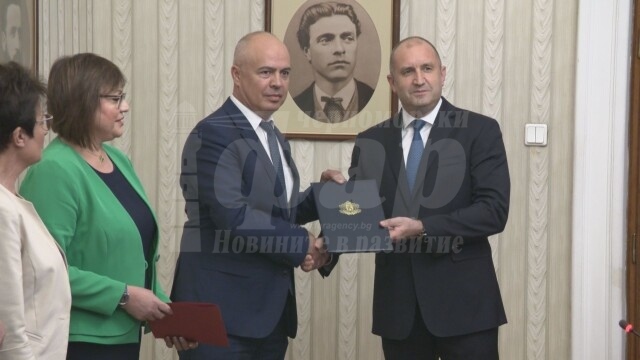 Президентът Радев връчи третия проучвателен мандат на БСП 