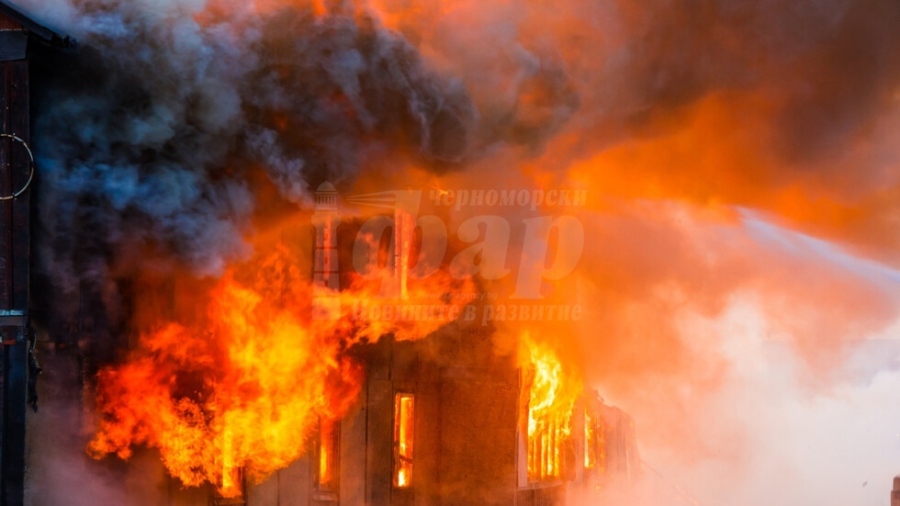 Пожар бушува във вилната зона на село Изворище