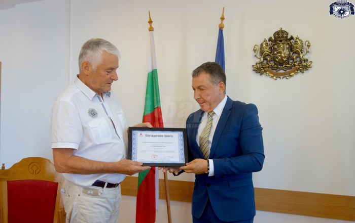 Кметът на Несебър поучи грамота от Националния съвет на БЧК