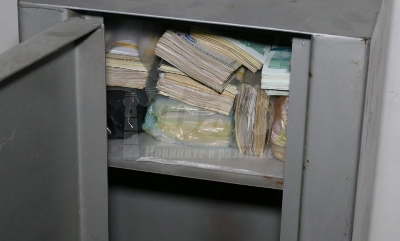 Оставиха в ареста двама от крадците на метална каса с пари в Приморско