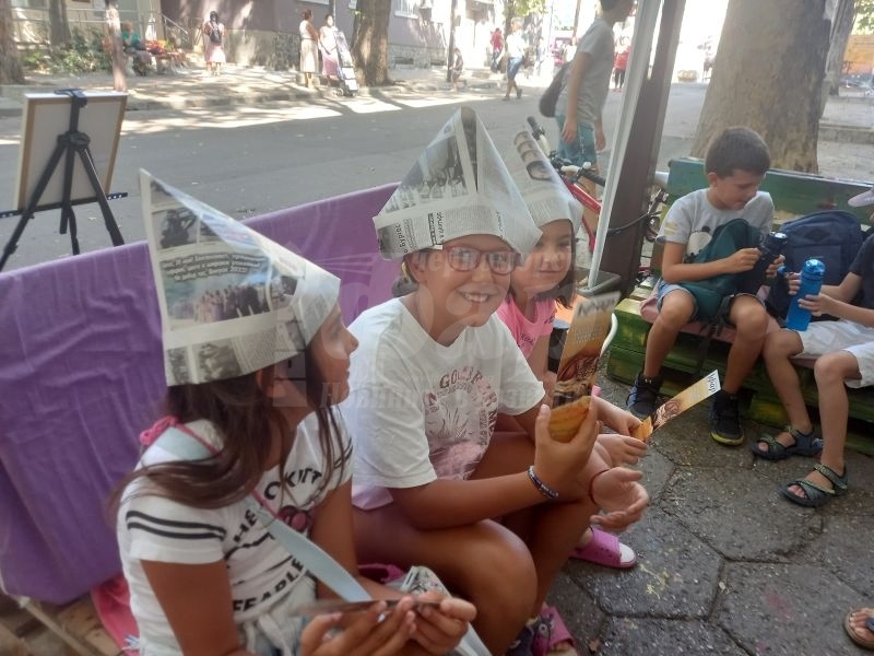 Деца правиха шапки от вестници и учиха как се правят новини в медия