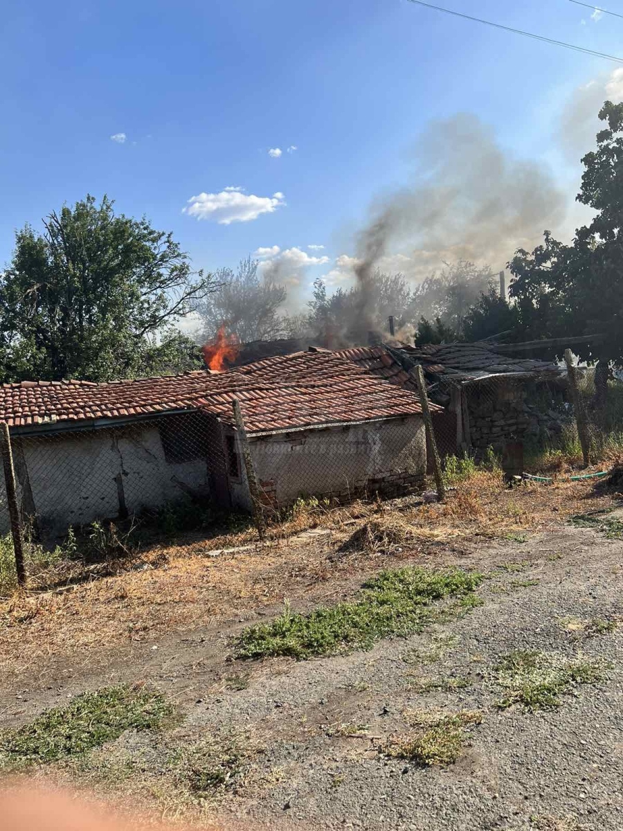  Три къщи горят в карнобатско село 