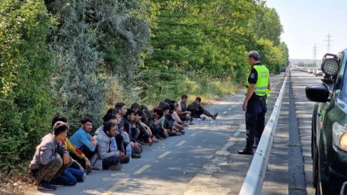 Заловиха 50 мигранти на главен път до Крушевец