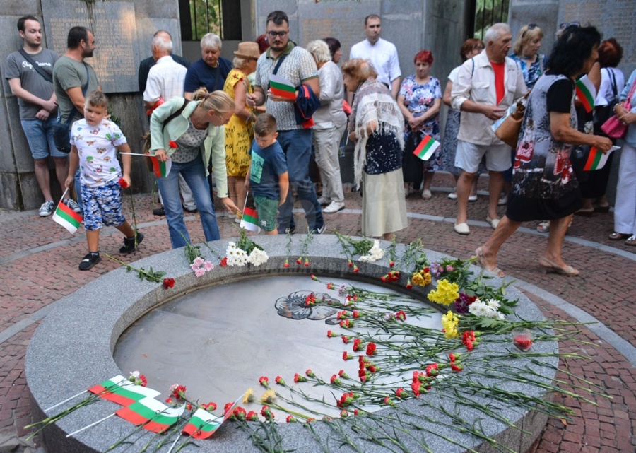 Социалистите в Бургас почетоха паметта на загиналите антифашисти