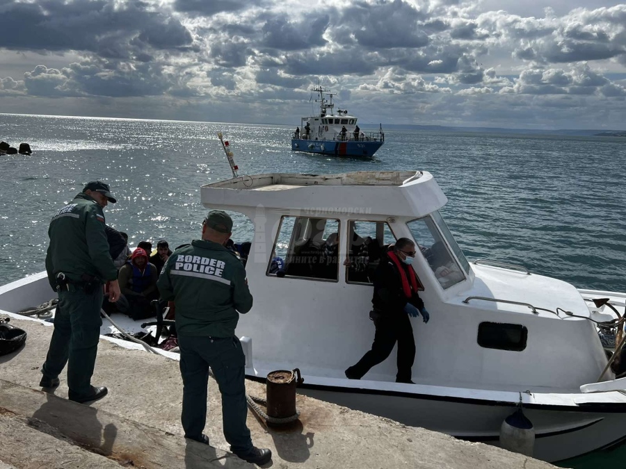 Гранични полицаи спасиха от бурното море 38 нелегални мигранти в лодка