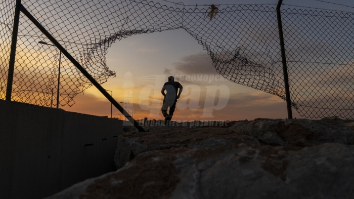 Бус премина през защитната ограда на границата ни с Турция