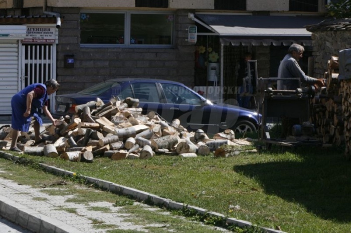 В айтоските и руенските села дървата все още са за предпочитане пред климатиците