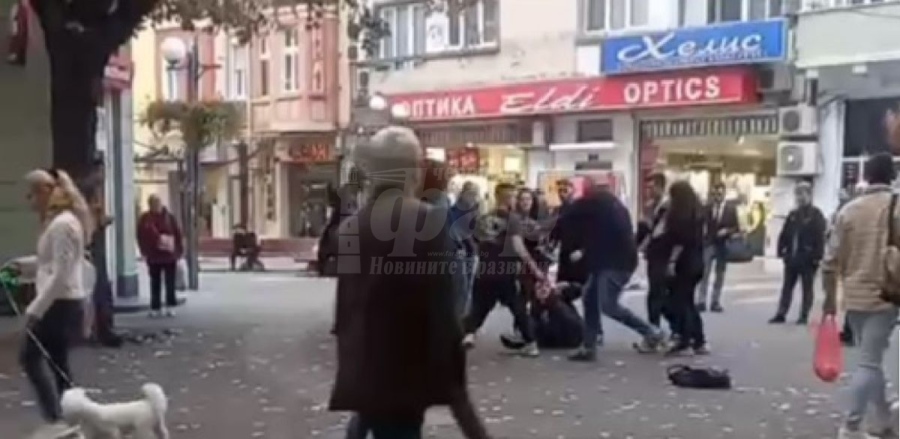 „Възпитани“ младежи  се биха на пъпа на Бургас/ВИДЕО/