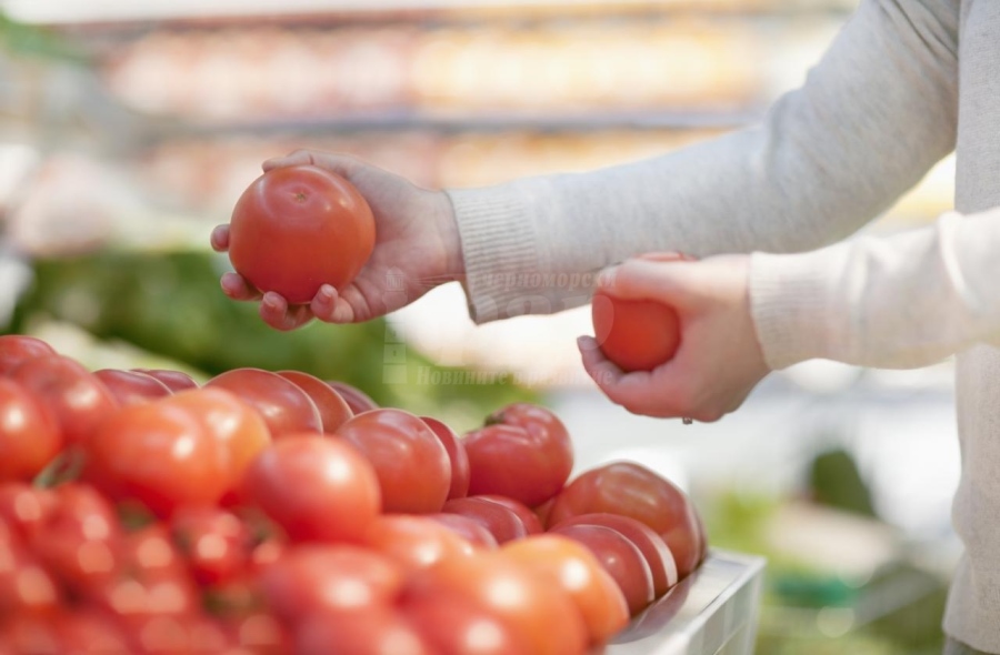 Цените на доматите и краставиците тръгнаха към космоса