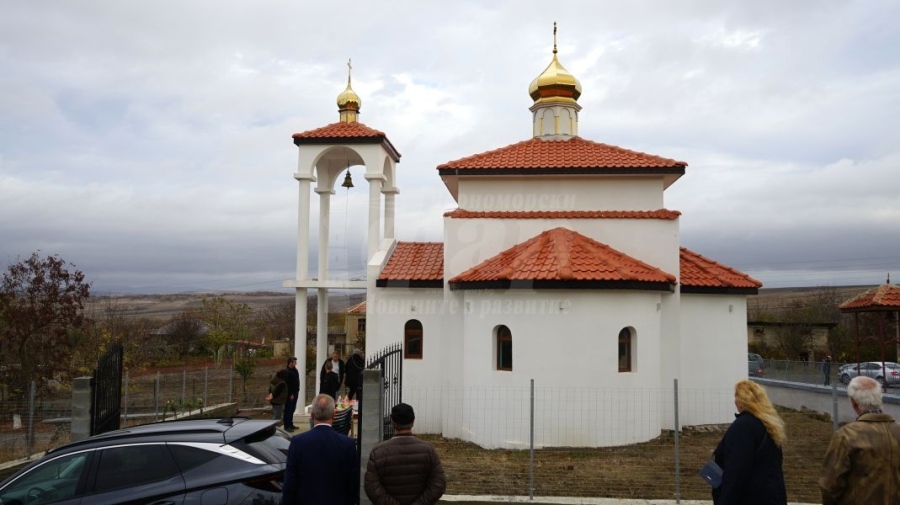Осветиха новата църква „Св. Рождество Богородично“ в айтоското село Дрянковец