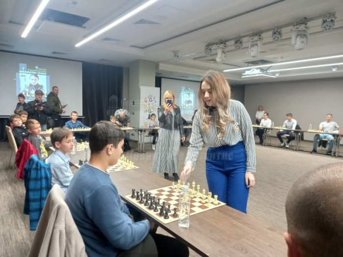Срещу 20 бургазлии -шахматисти застана Нургюл Салимова
