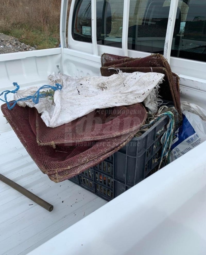 На Поморийско езеро откриха укрити хрилни мрежи