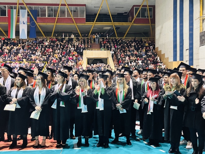 Стотици абсолвенти получиха дипломите се от Университет „Проф. д-р Асен Златаров“