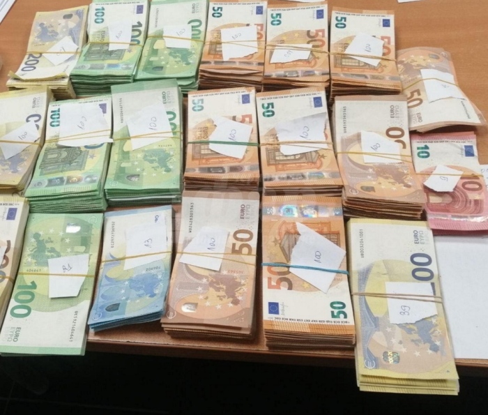 На Лесово откриха валута за близо 100 000 лева в автомобилна аптечка