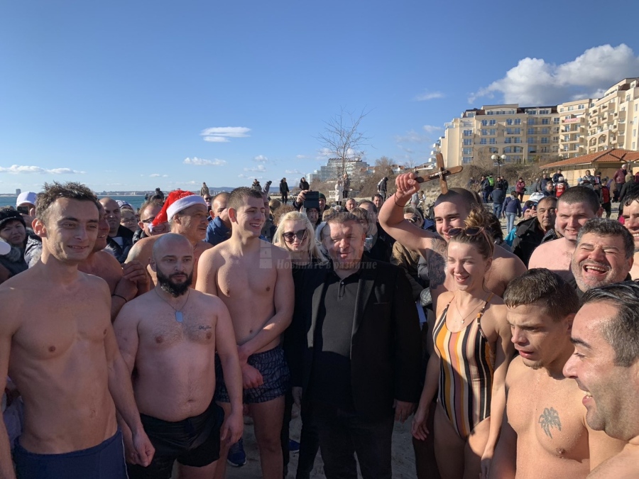 В Свети Влас да спасява разпятието във водата влeзе и украинка