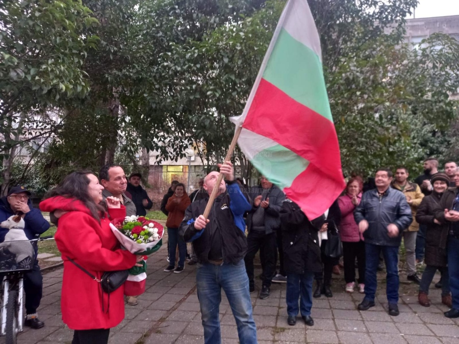 Димитър и Ралица през сълзи на протеста в тяхна защита: Няма да се отказваме (СНИМКИ)