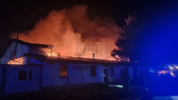 Пожар гори в района на складова база „Вромос”