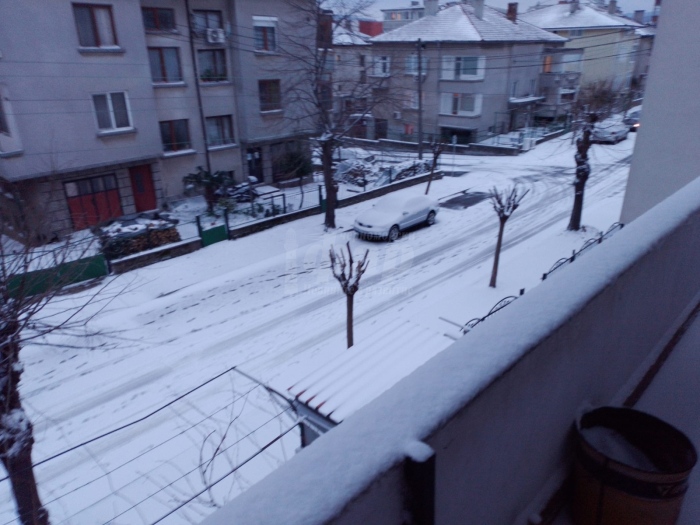 Сняг и край морето