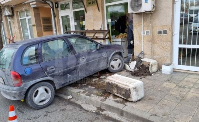 Шофьор без книжка се вряза в магазин в Бургас 