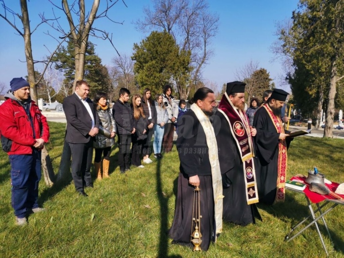 Направиха първа копка на параклис „Възкресение Лазарево“ в Гробищния парк на Карнобат