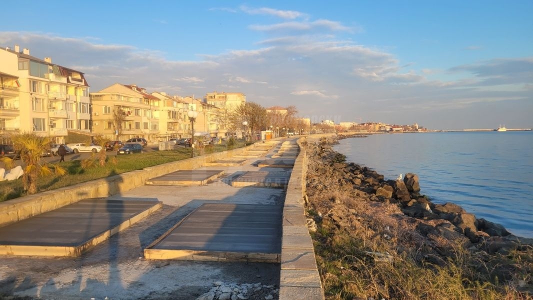 Пълна промяна за крайбрежната алея „П.Яворов“ в Поморие