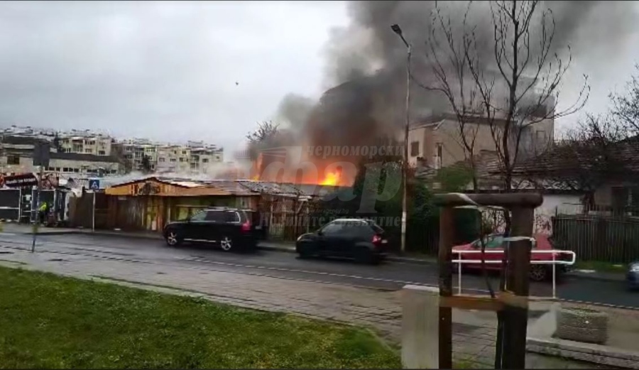 Пожар избухна до рибния пазар в „Изгрев“