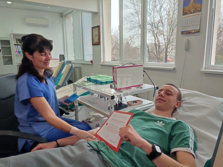 Абитуриенти от пет класа на Строителната гимназия в Бургас дариха кръв