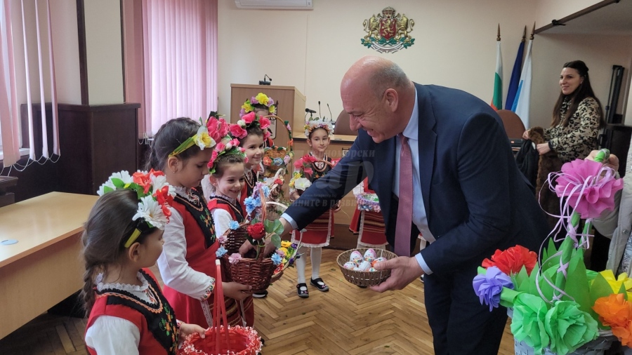 Малки лазарки донесоха настроение в Община Поморие
