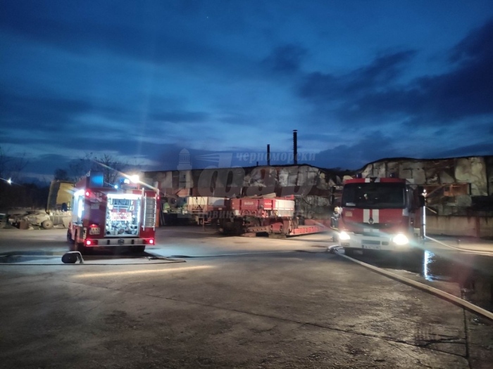 Голям пожар избухна в индустриалната зона на Бургас, засегнати са автосервизи