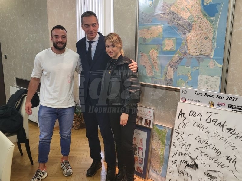 Мария Бакалова пристигна в Бургас с гаджето си Валери Григоров