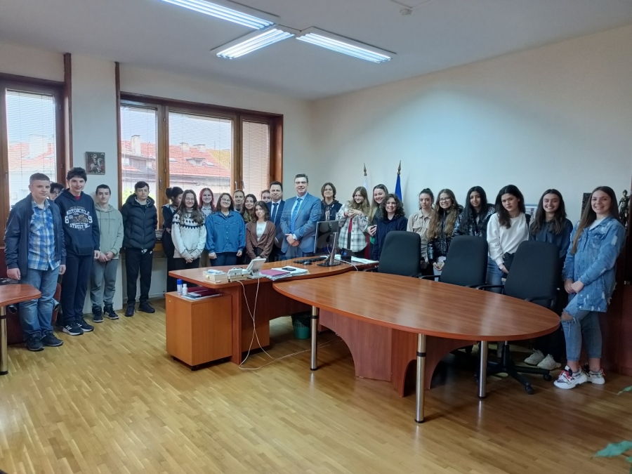 Ученици от СУ „Йордан Йовков“ посетиха Окръжна прокуратура - Бургас и участва в традиционната инициатива „Ден на отворени врати“