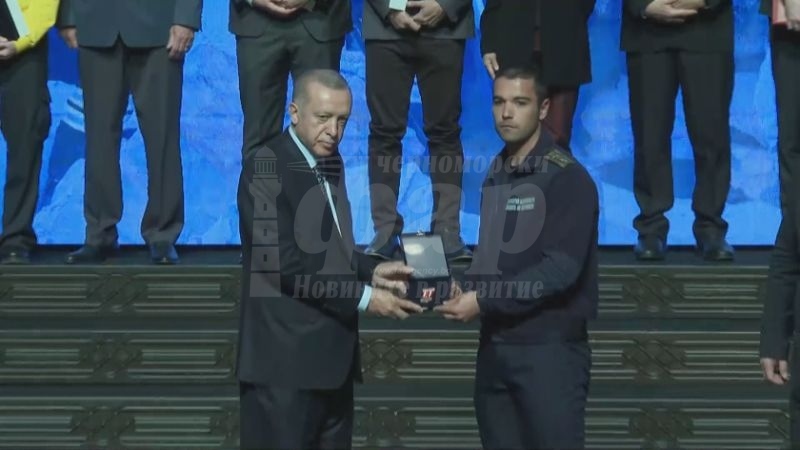 Ердоган награди наш пожарникар, спасявал хора след земетресенията през февруари