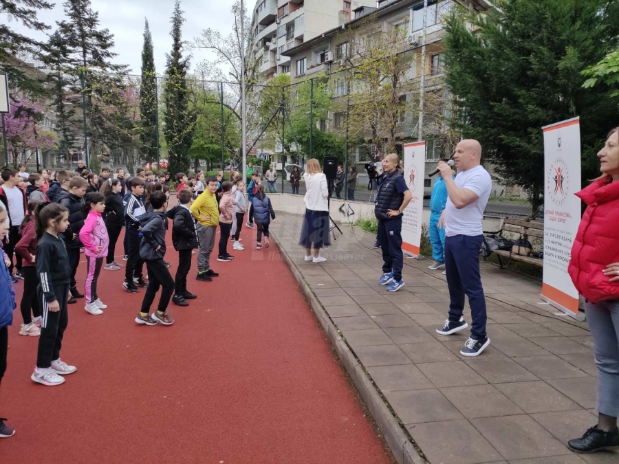 Децата от ОУ „А. Г. Коджакафалията“ започват деня с утринна гимнастика
