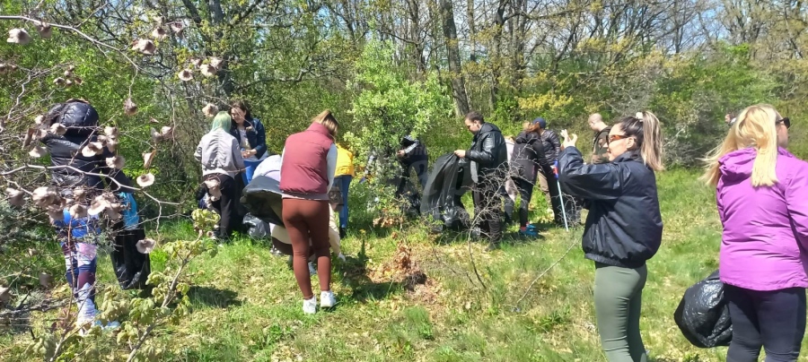 Студенти и преподаватели от „Проф. д-р Асен Златаров” чистиха в Странджа след бежанците