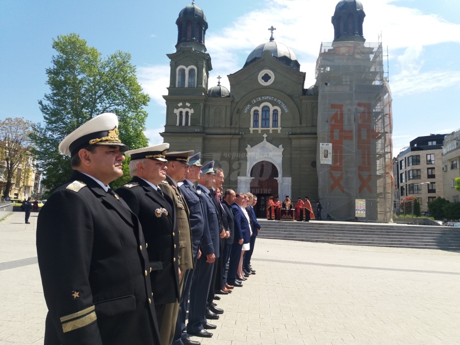 На площад „Св. св. Кирил и Методий” бе приет строят и отслужен водосвет и молебен за здраве/СНИМКИ/