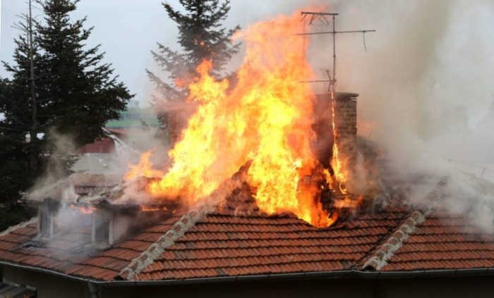  Пожар горя в дома на айтозлия 