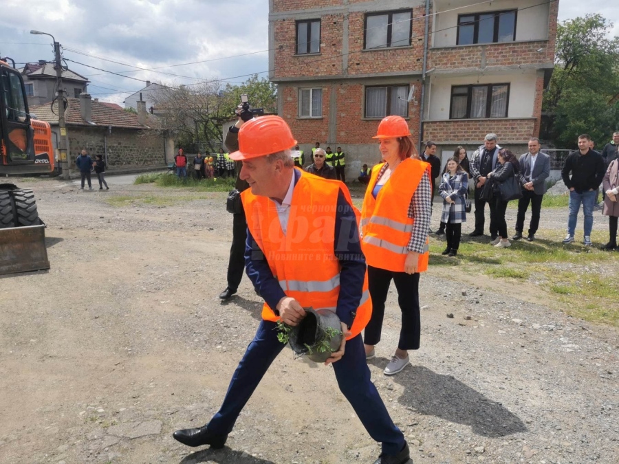 С първа копка стартира ремонтът на две айтоски улици