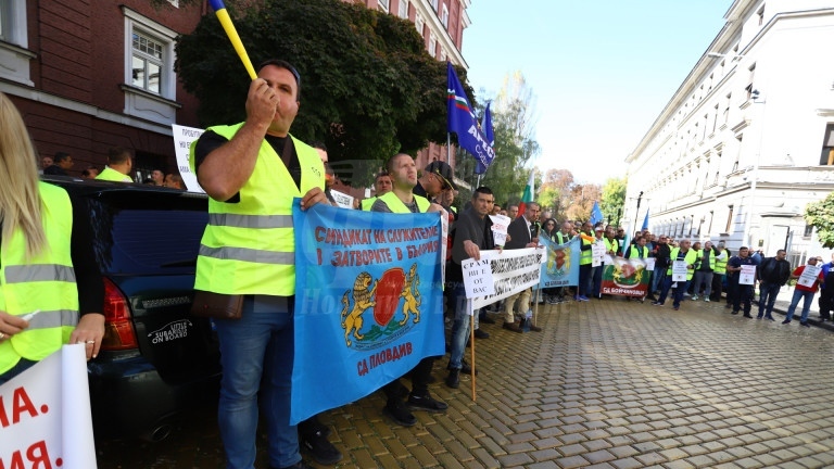 Надзирателите в страната излизат на протест