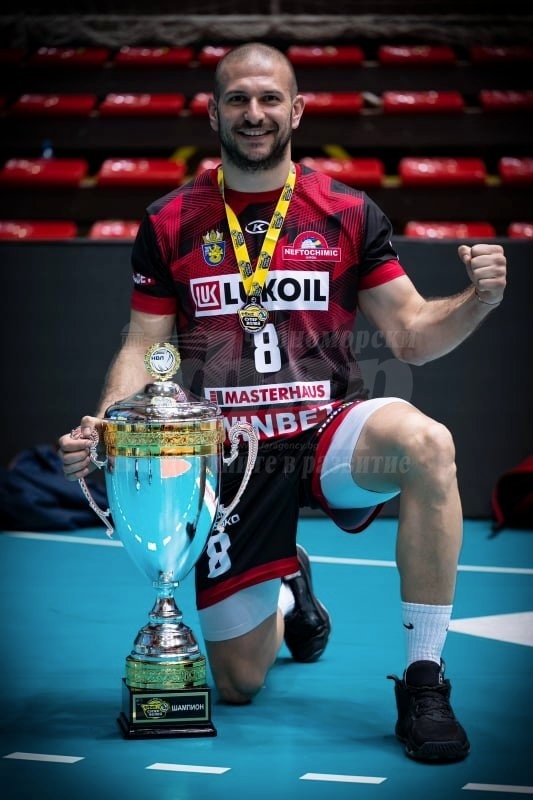 Шампионът с „Нефтохимик“ по волейбол Мариян Наков: Бяхме отписани от много хора, но характерът на момчетата и отборният дух ни направи шампиони