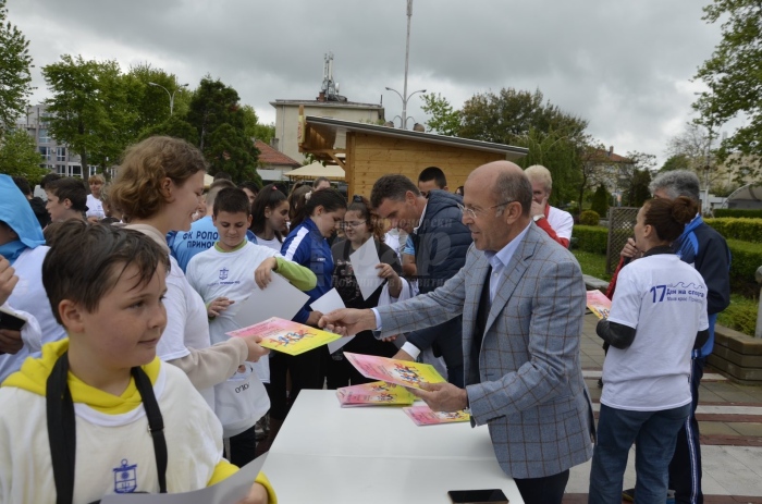 Близо 100 ентусиасти отбелязаха Деня на българския спорт с масов крос в Приморско